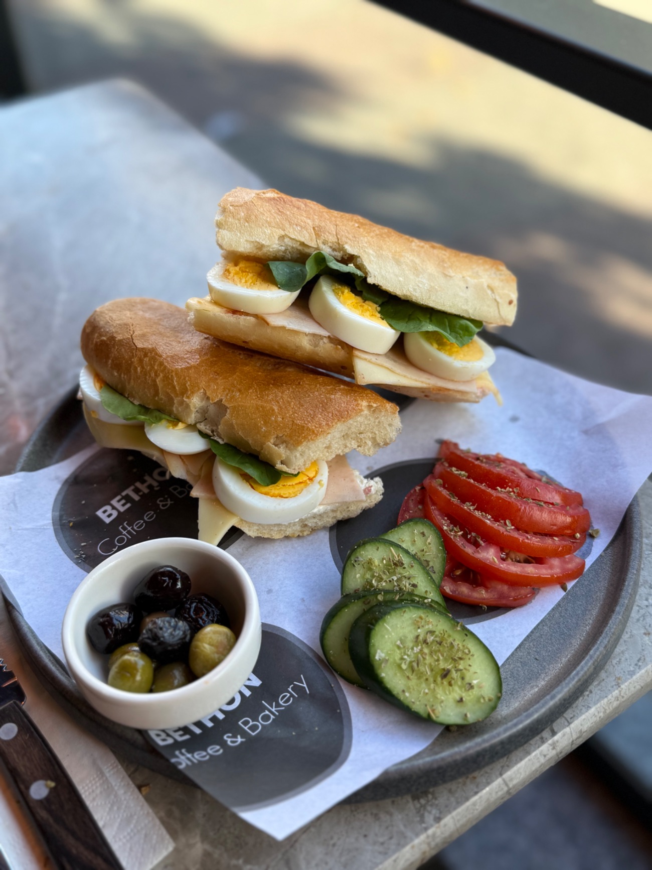 Bethoner Sandviç - Haşlanmış Yumurta, Avakado Sos, Hindi Füme, Kaşar Peyniri, Roka