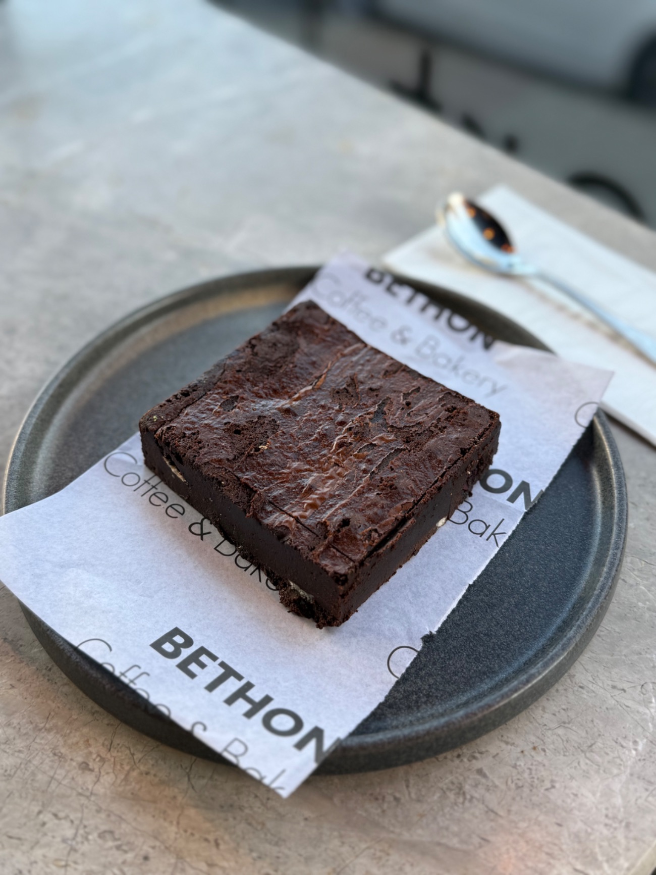 Brownie - Beyaz Belçika Çikolatalı ve Vişneli