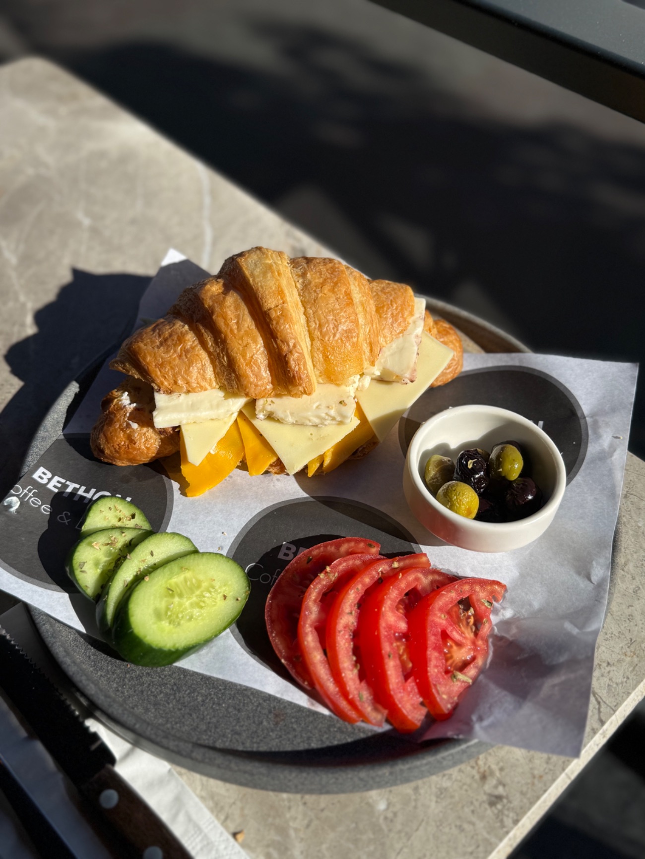 4 Peynirli  Kruvasan Sandviç - Cheddar Peyniri, Kaşar Peyniri, Beyaz Peynir, Krem Peynir