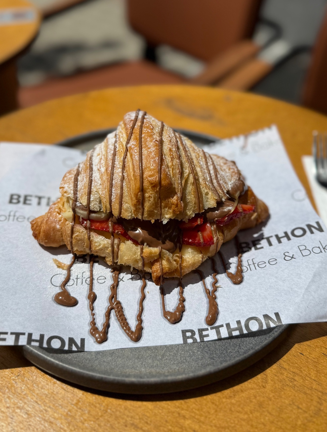 Çilekli Kruvasan - Çilek, Sütlü Çikolata