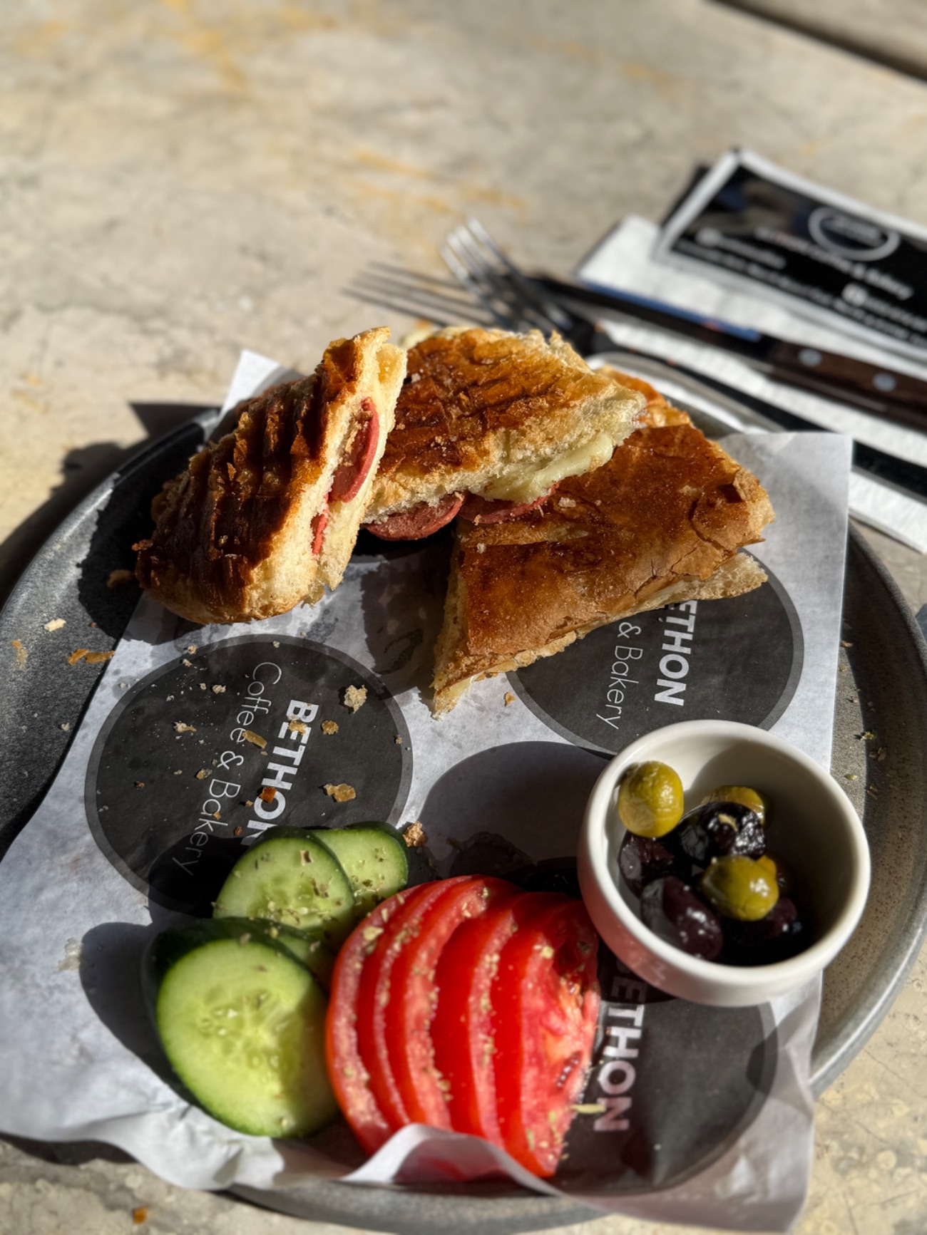 Çift Kaşarlı Sucuklu Tost - İtalyan ciabatta ekmeği ile servis edilir.