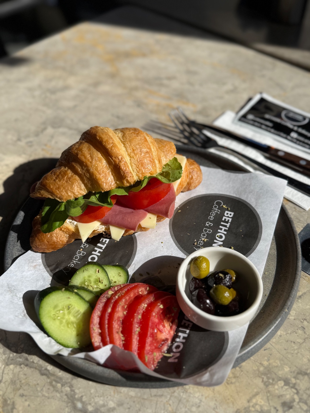 Jambon-Kaşar Kruvasan Sandviç - Dana Jambon, Kaşar Peyniri, Krem Peynir, Domates, Roka