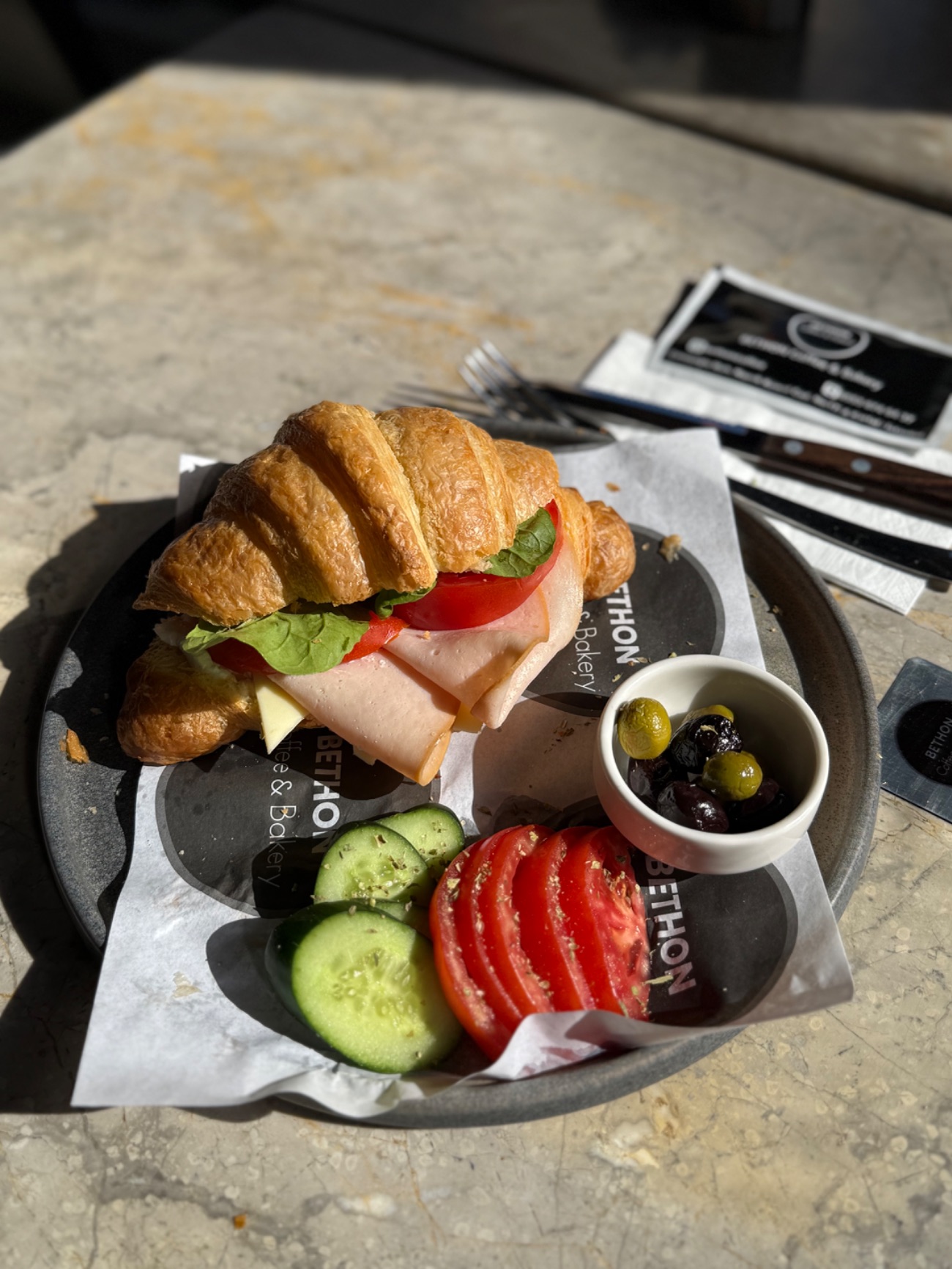 Füme-Kaşar Kruvasan Sandviç - Hindi Füme, Kaşar Peyniri, Krem Peynir, Domates, Roka