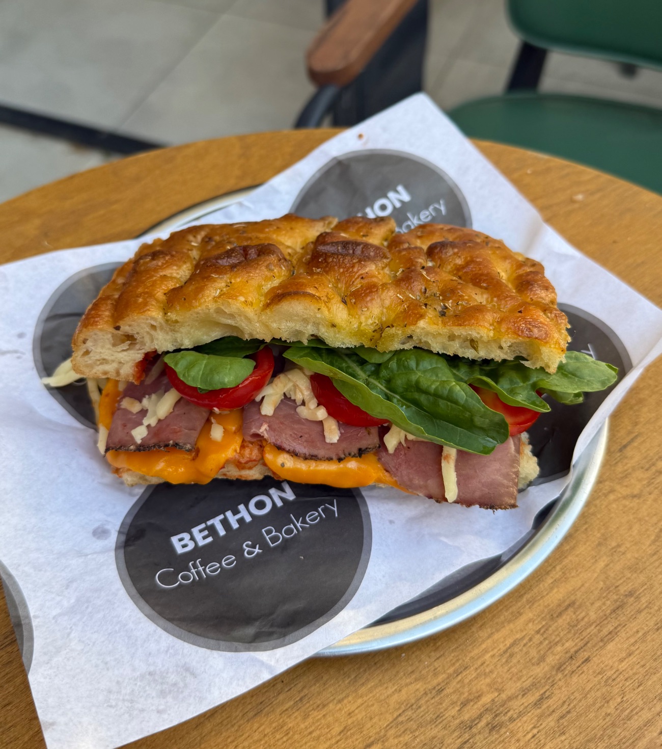 Rozbif Foccacia Sandviç - Arabiata sos, cheddar, kaşar, rozbif, roka, domates