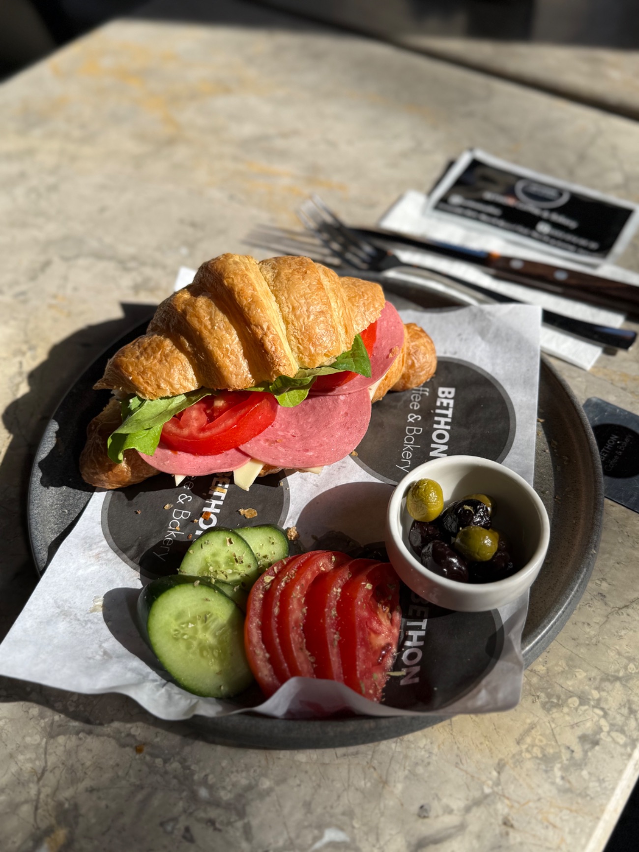 Salam-Kaşar Kruvasan Sandviç - Salam, Kaşar Peyniri, Krem Peynir, Domates, Roka