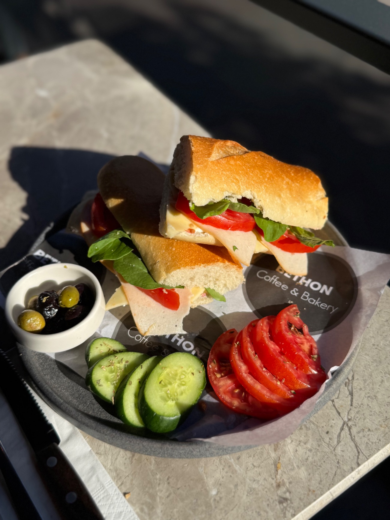 Füme-Kaşar Sandviç - Hindi Füme, Kaşar Peyniri, Krem Peynir, Domates, Roka