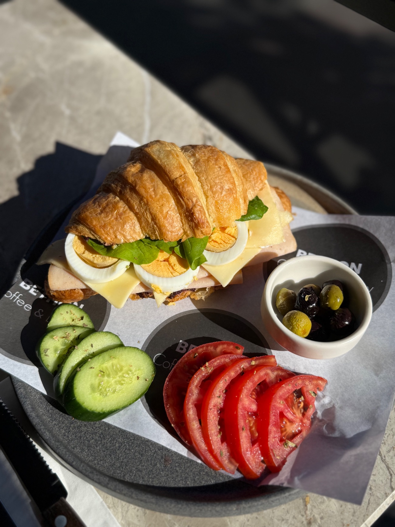 Bethoner Kruvasan Sandviç - Haşlanmış Yumurta, Avakado Sos, Hindi Füme, Kaşar Peyniri, Roka