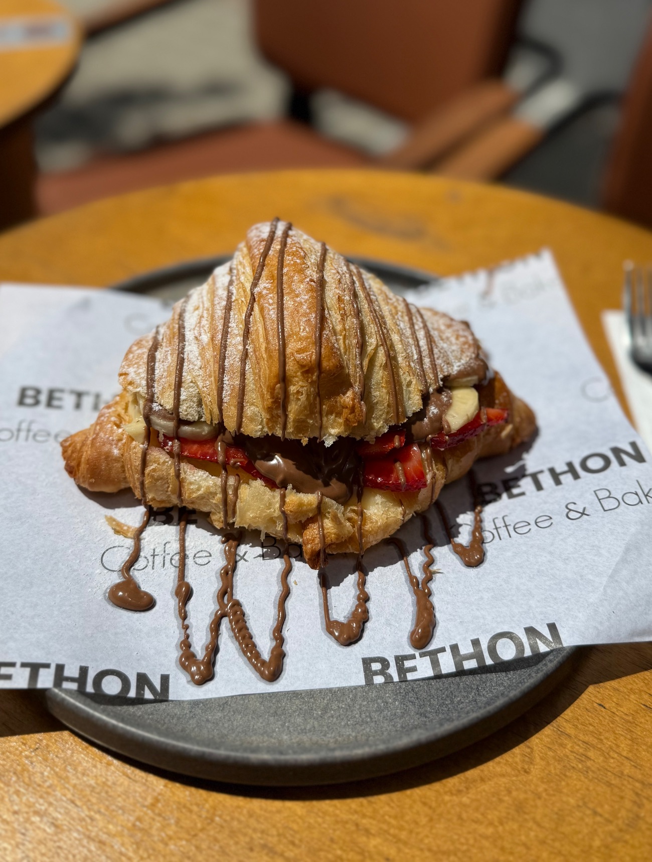 Bethoner Kruvasan - Pastacı Kreması, Muz, Çilek, Sütlü Çikolata