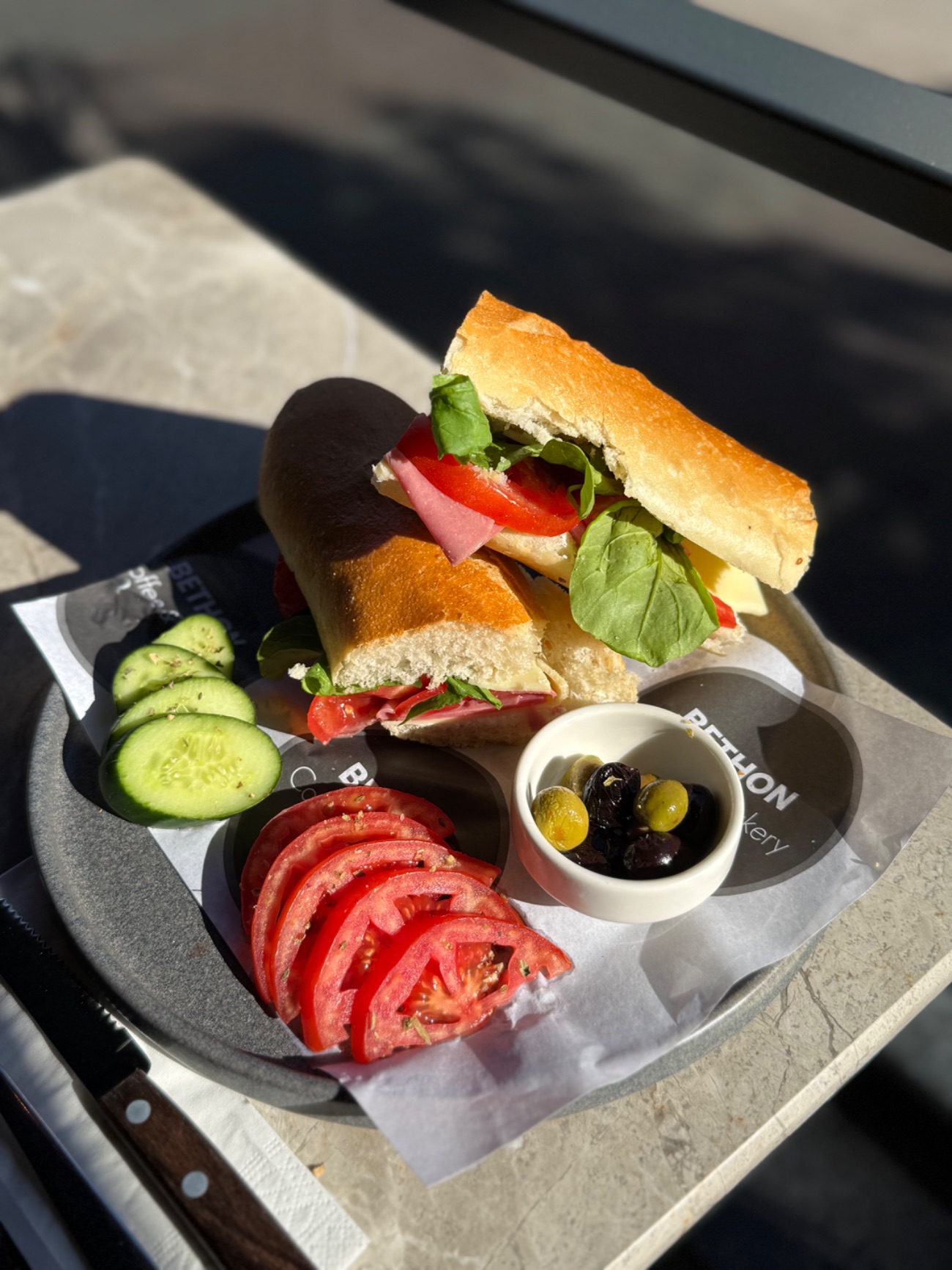 Jambon-Kaşar Sandviç - Dana Jambon, Kaşar Peyniri, Krem Peynir, Domates, Roka