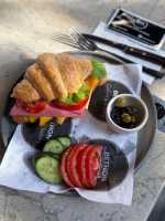 Füme-Cheddar Kruvasan Sandviç