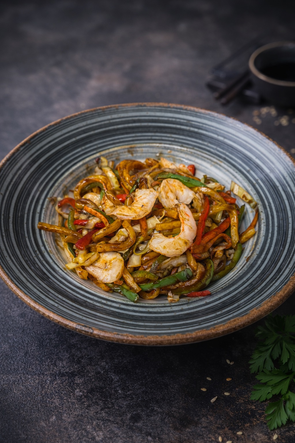 Karidesli udon erişte - Udon erişte,karides,yeşil biber,kırmızı biber,lahana,havuç,soğan,sos.