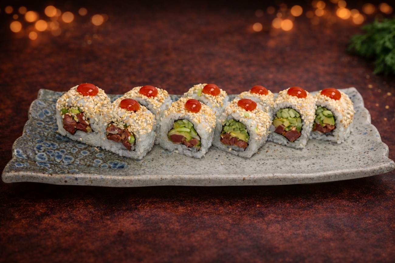 Spicy Beef Roll - Salatalık ve avokado ile hazırlanmış, acılı sos ile marine edilmiş dana eti; Dışı; susam ve sriracha sos ile servis edilir.
