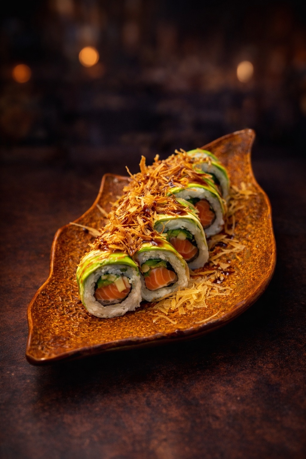 Alaska roll (8 parça) - İçi:,salatalık,avokado,krem peynir,somon.  Dışı:avokado, kıtır patates,teriyaki sos.