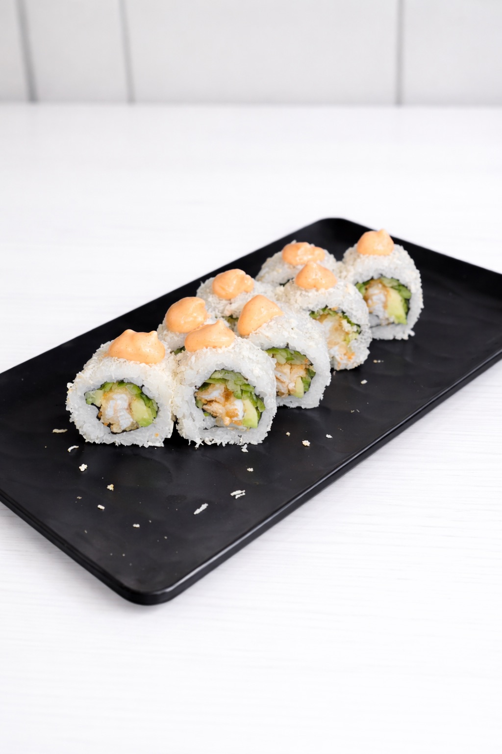 Suzuki  tempura roll (8 parça) - İçi:panko levrek,avokado,salatalık.  Dışı:panko,acı mayonez.