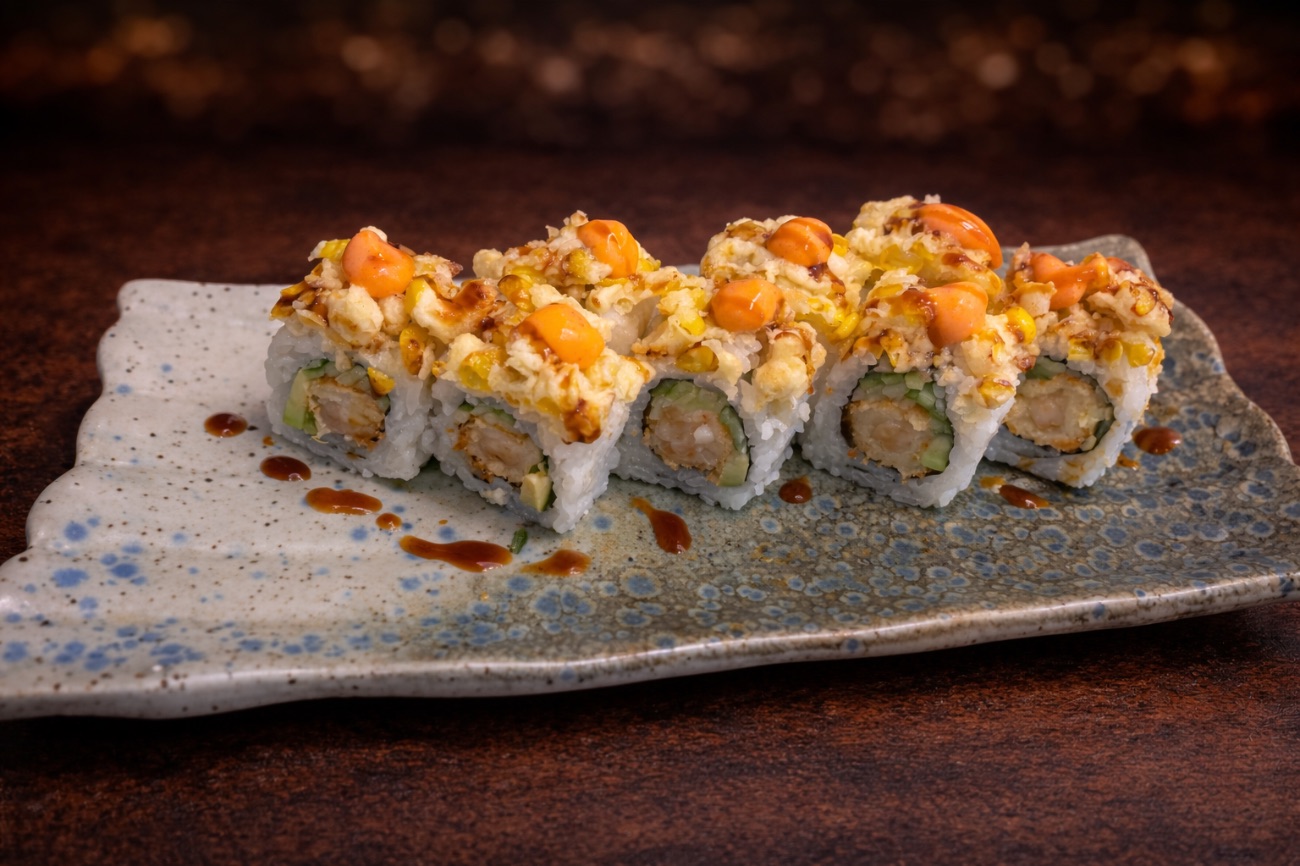 Corn tempura roll - İçi: karides tempura, avokado ve mango ile hazırlanır. Üzeri mısır tempura,sweet chili mayo ve teriyaki sos.