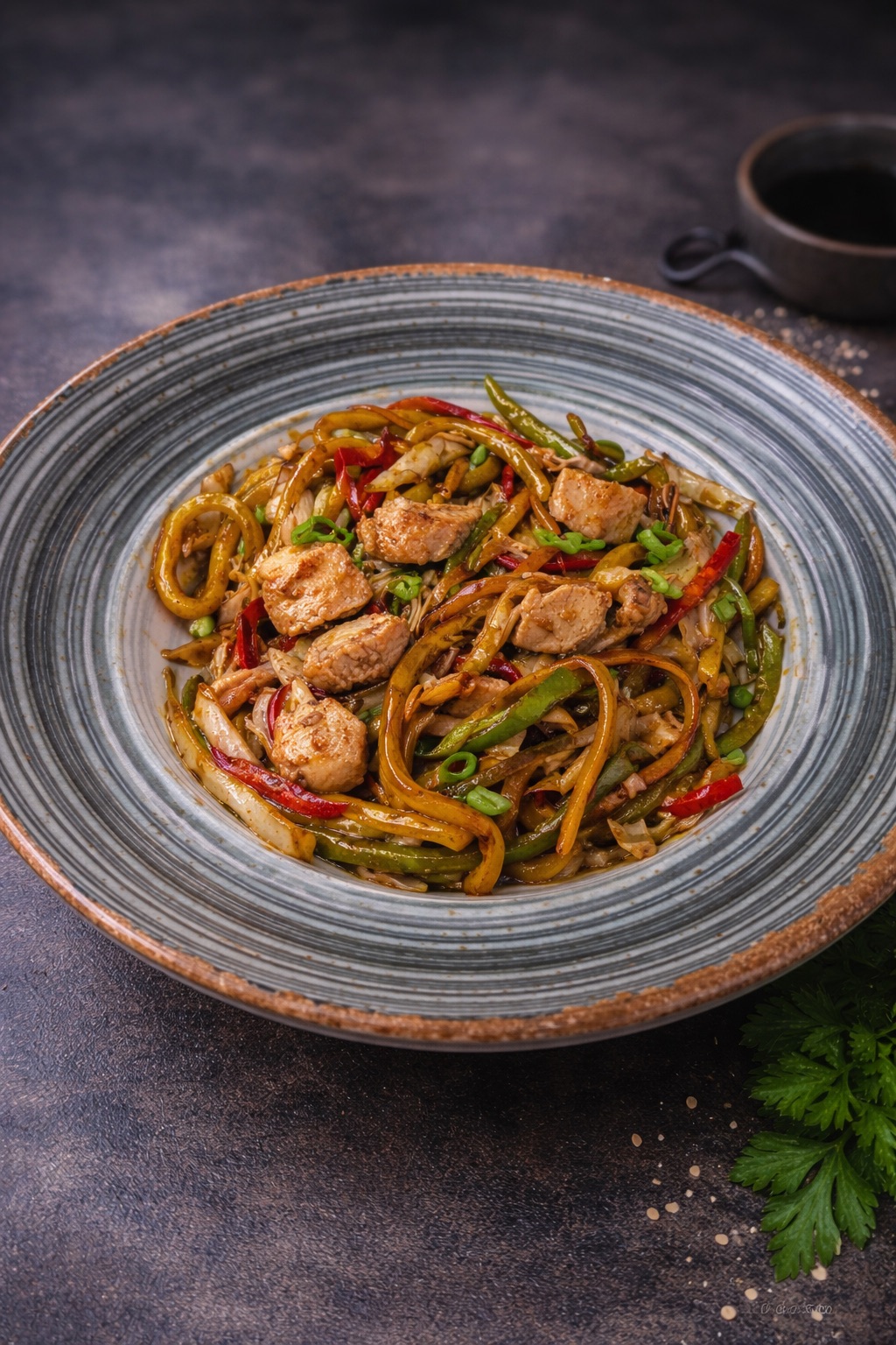 Tavuklu udon erişte - Udon erişte,tavuk,yeşil biber,kırmızı biber,lahana,havuç,soğan,sos.
