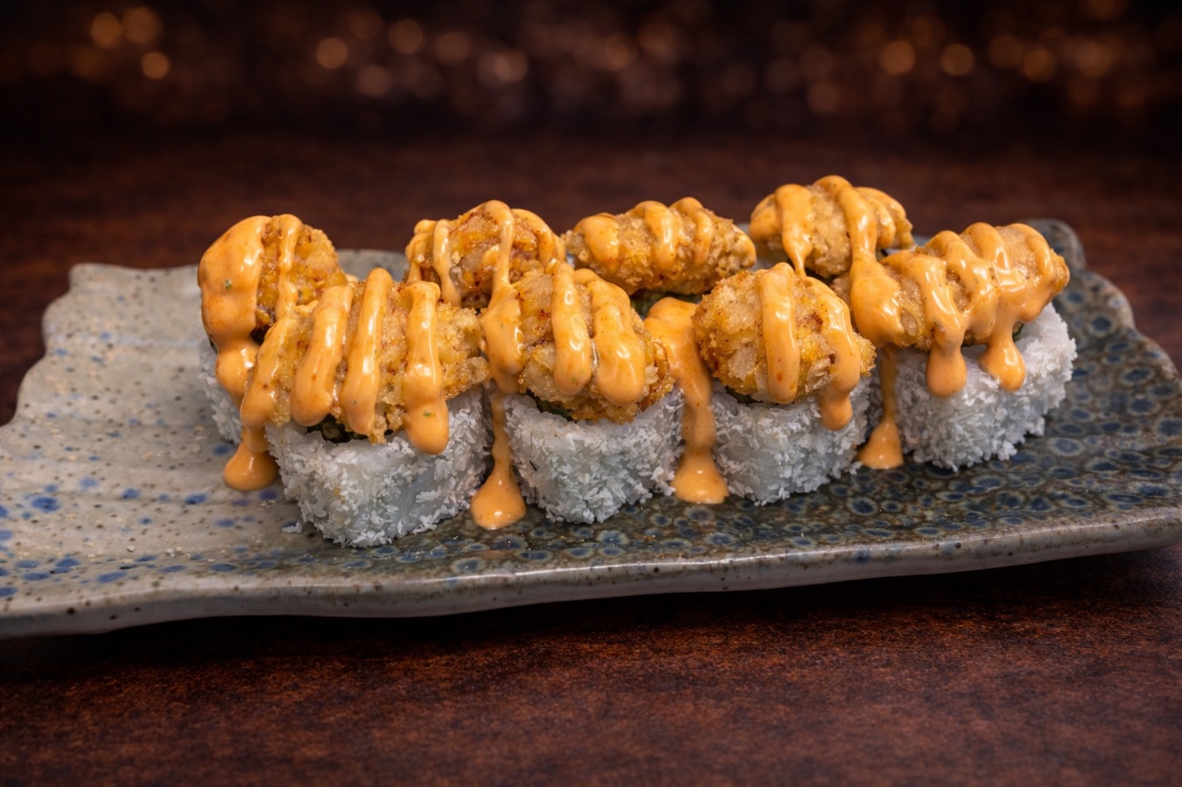 Dinamit roll (8 parça) - İçi:salatalık,avokado,labne.  Dışı:top karides,acı mayonez.
