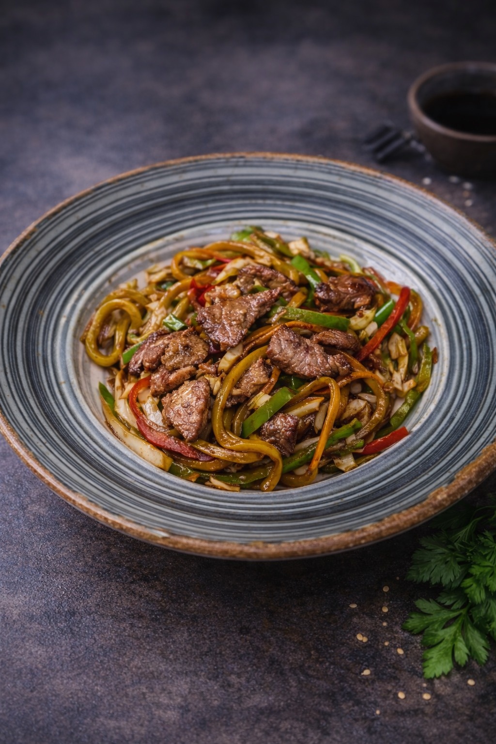 Etli udon erişte - Udon erişte,dana eti,yeşil biber,kırmızı biber,lahana,havuç,soğan,sos.