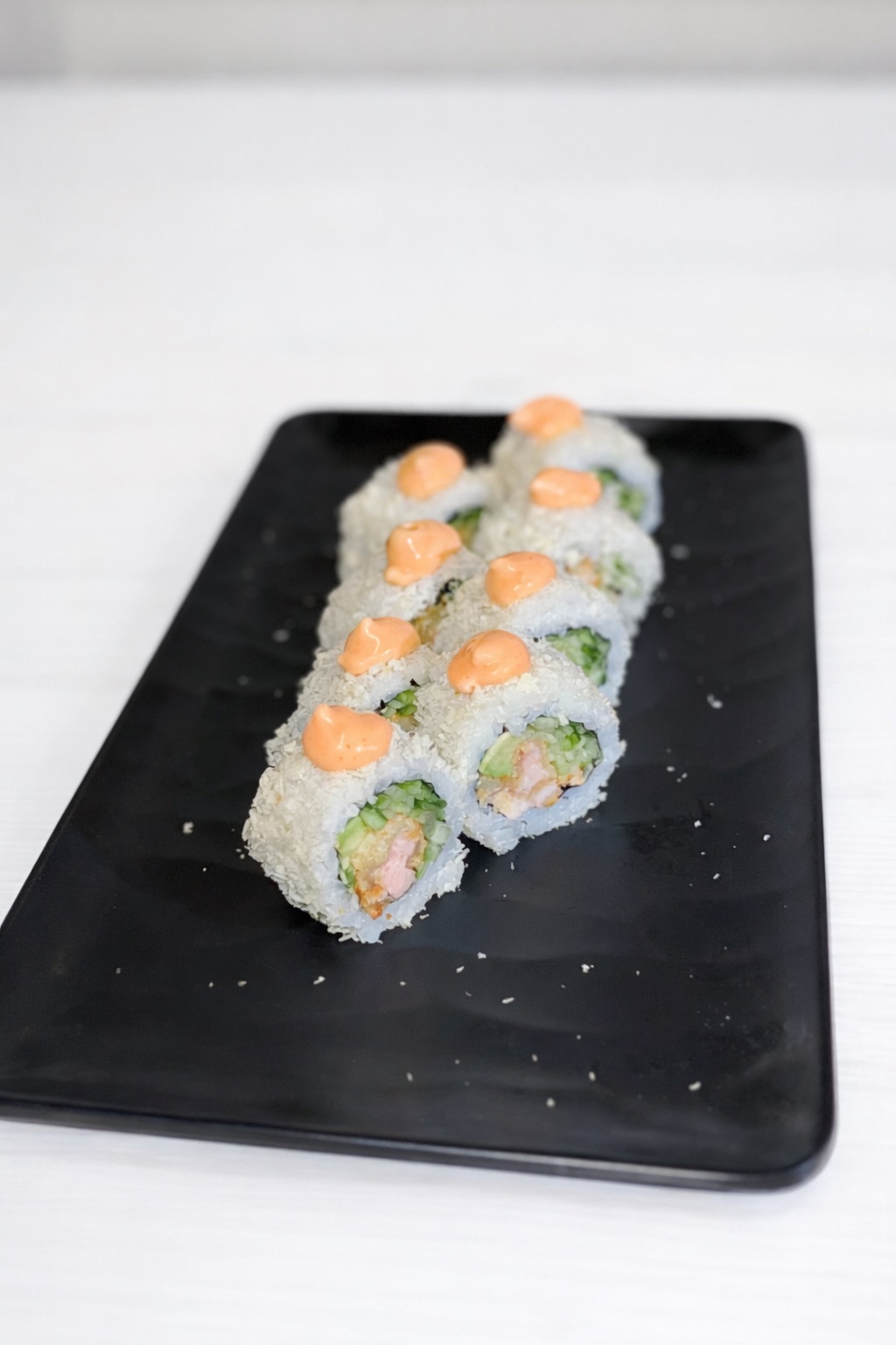 Salmon tempura roll (8 parça) - İçi:panko salmon,avokado,salatalık. Dışı:acı mayonez