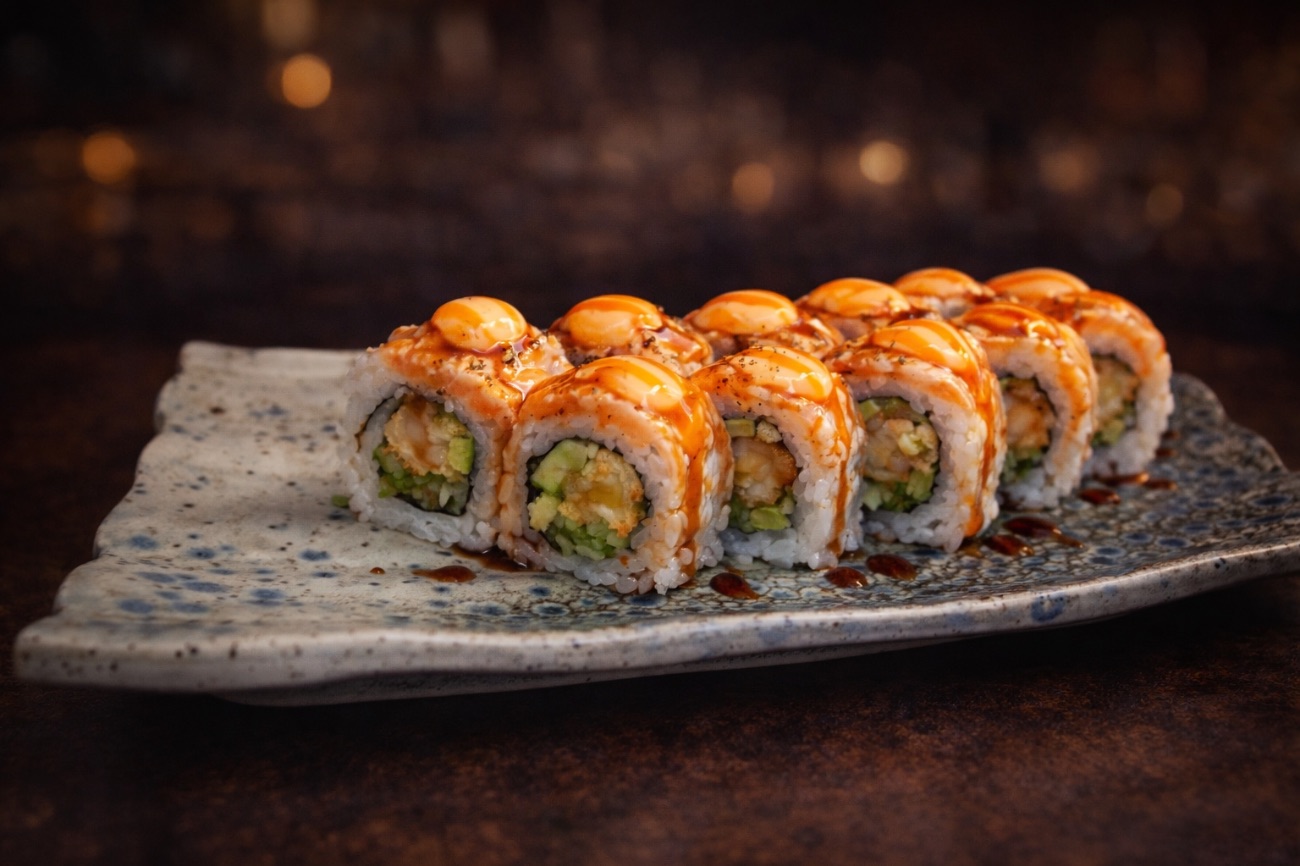Crazy roll (8 parça) - İçi:tempura karides,avokado,salatalık .  Dışı:pürmüzlenmiş somon, acı mayonez,teriyaki sos.