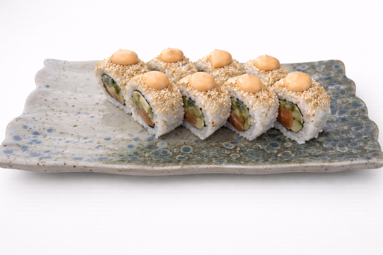 Spicy somon roll (8 parça) - İçi:somon,salatalık,spicy sos,avokado.  Dışı: susam,spicy sos.