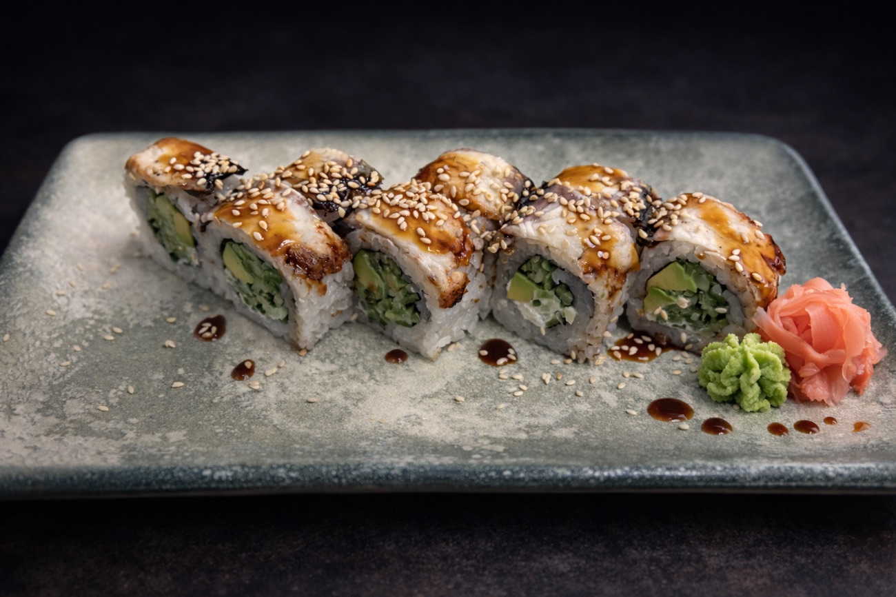 Dragon roll (8 parça) - İçi:salatalık,avokado,labne.  Dışı:yılan balığı,teriyaki sos.