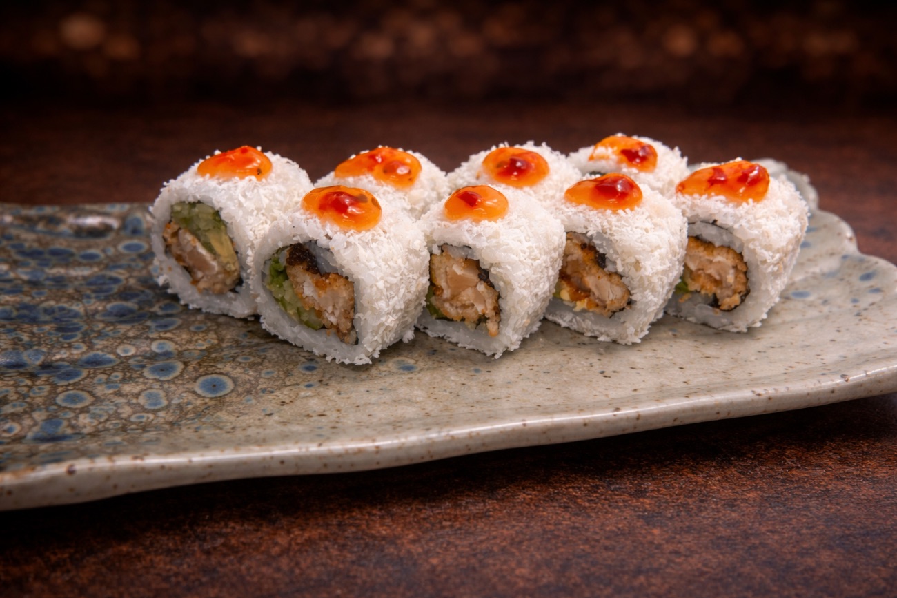 Chicken roll - Panko kaplı çıtır tavuk, avokado ve salatalık ile hazırlanır. Üzeri panko ve sriracha sos ile servis edilir.