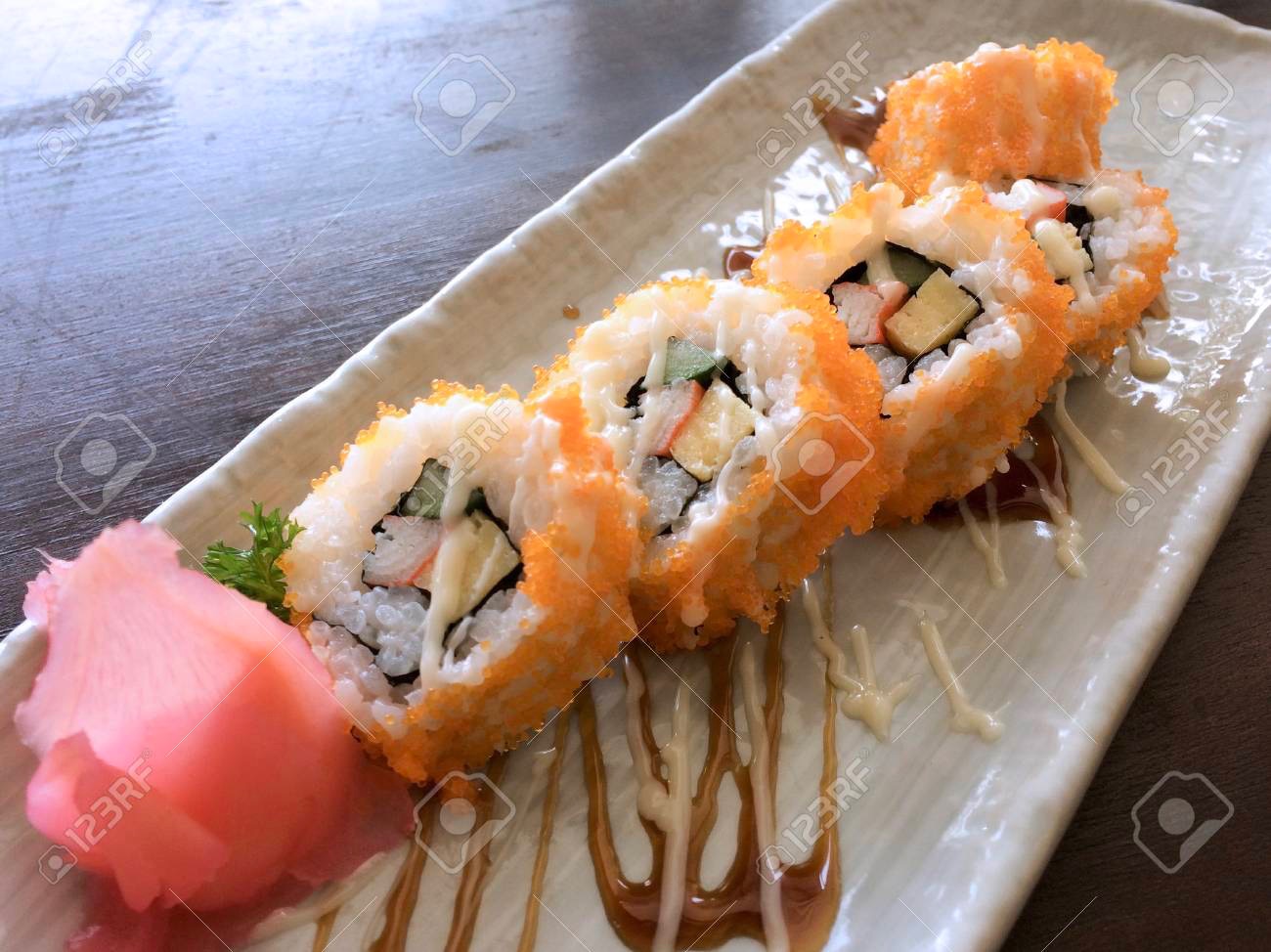California roll (8 parça) - İçi:salatalık,avokado,yengeç,mayonez.  Dışı:tobiko.