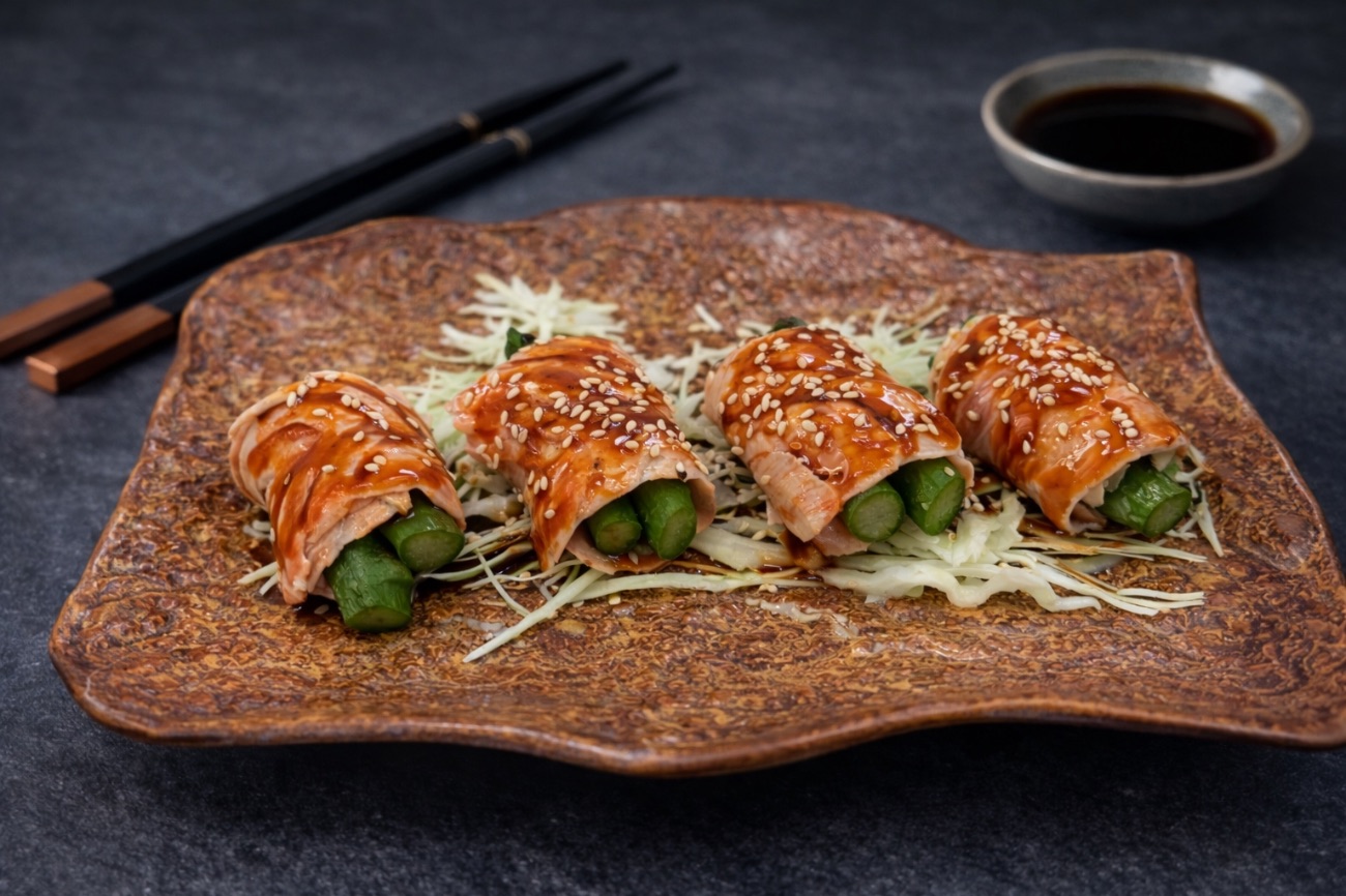 One pan salmon (4 adet) - Teppan ocağında sırlanmış somon, kuşkonmaz ve teriyaki sos ile.