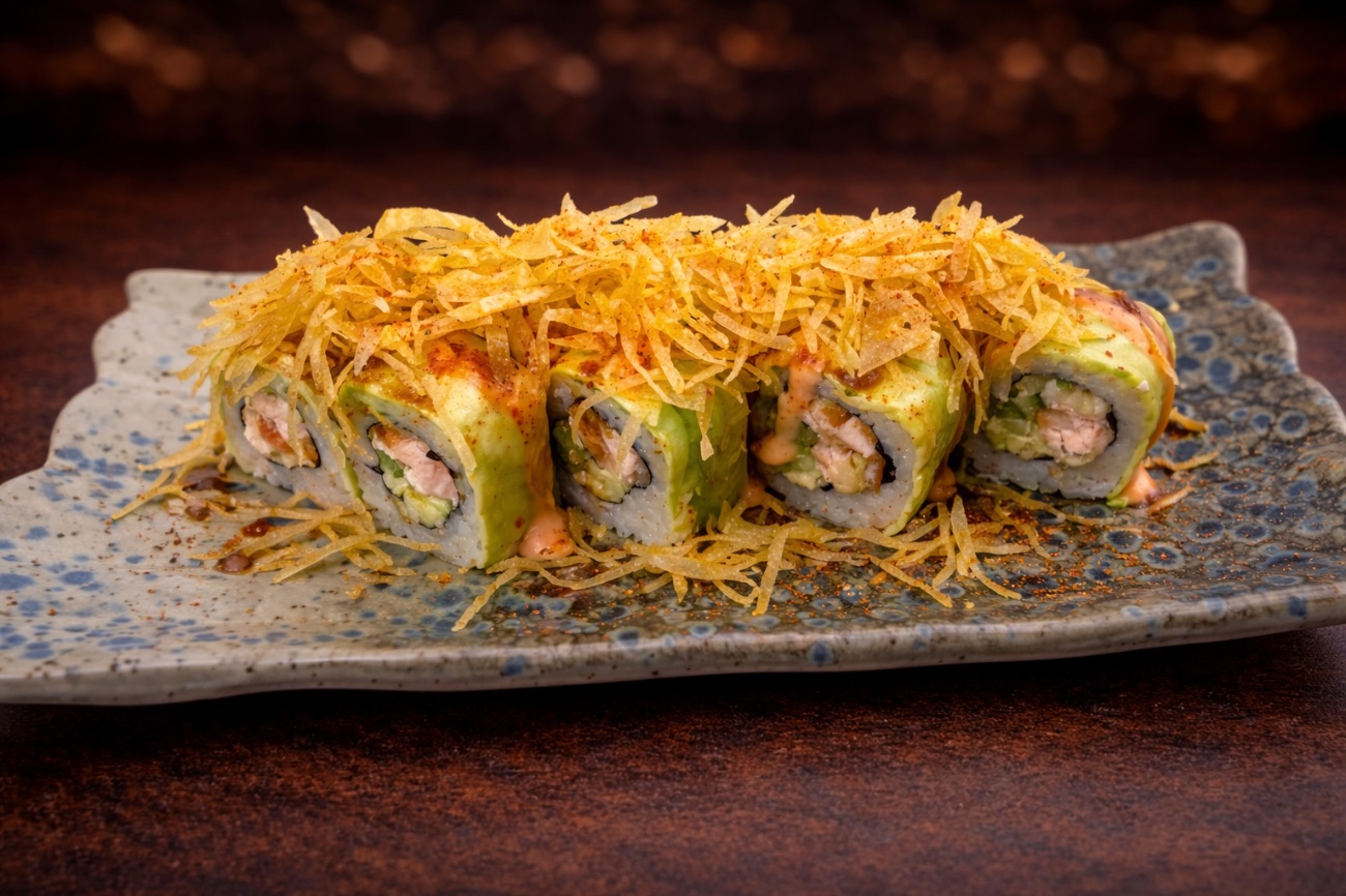 Tokyo gold roll - İçinde pişmiş somon, salatalık ve avokado. Dışı: avokado kaplı. Üzeri: kıtır patates, acı mayonez ve teriyaki sos ile.