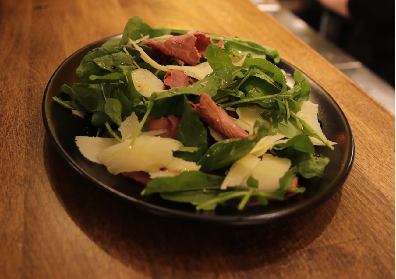 Füme Etli Salata - Füme Roast Beef, parmesan peyniri ve taze roka ile hazırlanır.