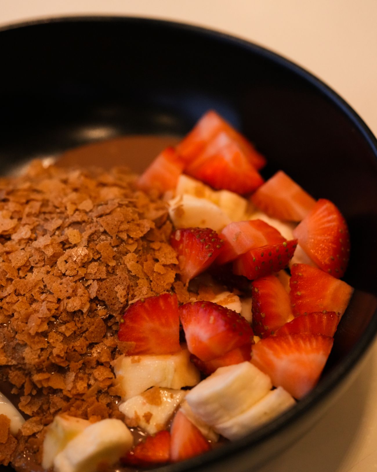 S.I.T Chocolate Bowl - Özel krema üzerine taze meyve, sütlü Belçika çikolatası ve krep kırığı ile hazırlanır.