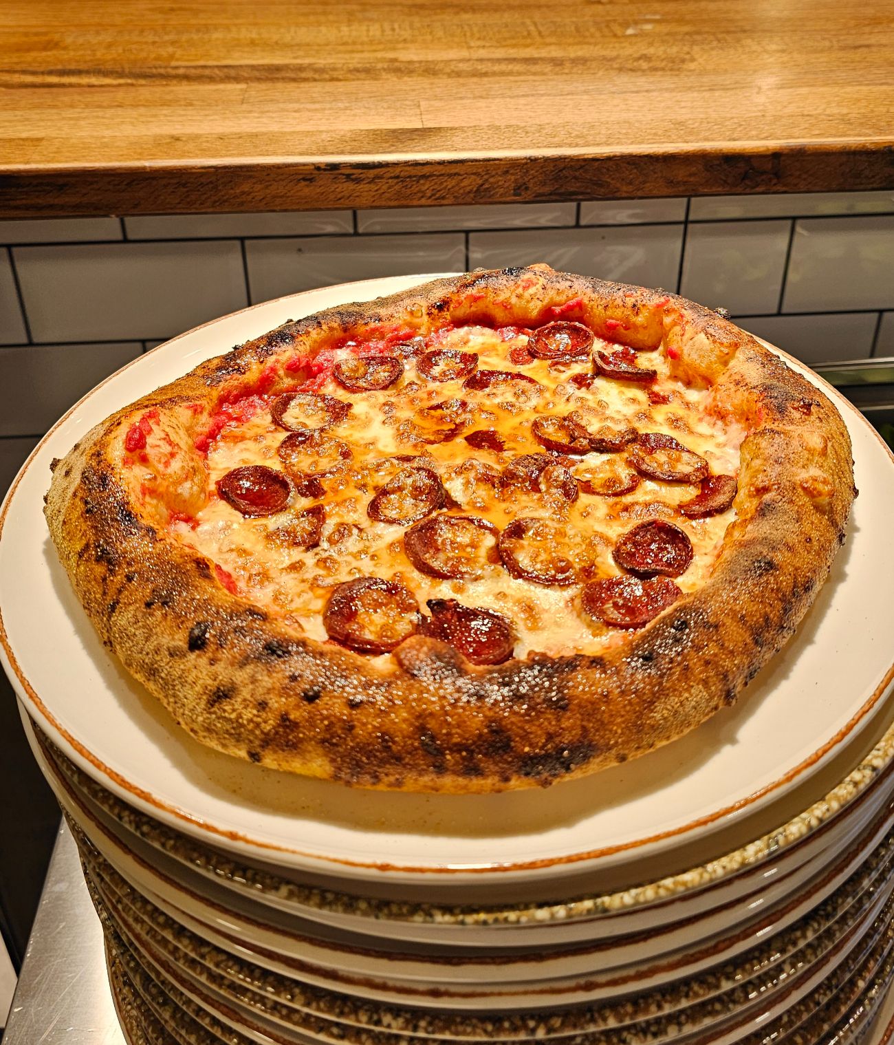 Klasik Sucuklu Pizza - Domates sosu, mozzarella ve Kayseri dana sucuğu ile hazırlanır.