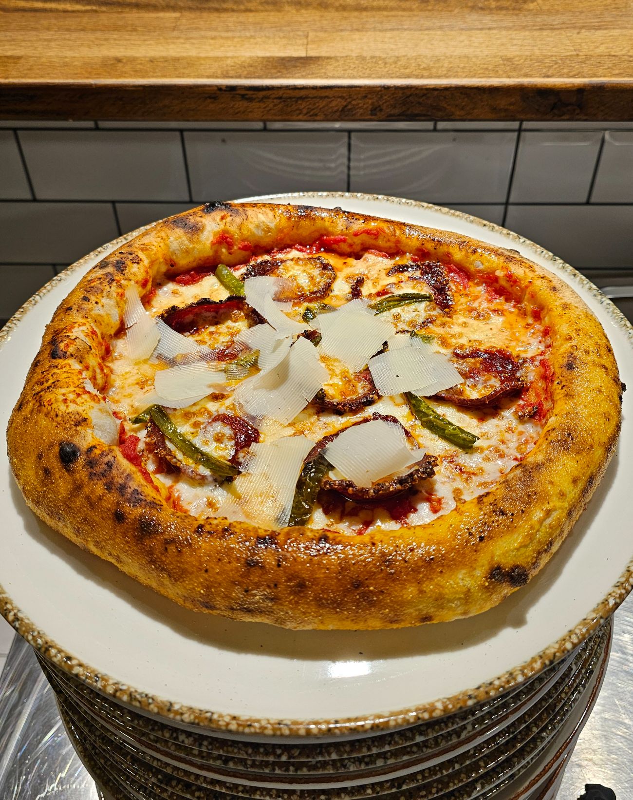 Anadolu Usulü Sucuklu Pizza - Domates sosu, mozzarella, Osmanlı sucuğu, kapya biber ve acı yağ ile hazırlanır.