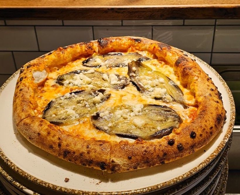 Patlıcanlı Keçi Peynirli - Köz kırmızı biber sos, taze fesleğen, mozzarella, kızarmış patlıcan ve keçi peyniri ile hazırlanır.