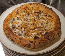 Kremalı Kavurmalı - Beyaz krema sos, kavurma, mozzarella ve soğan kıtırı ile hazırlanır.