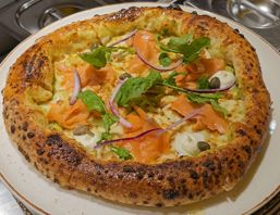 Füme Somonlu - Avokado sosu, mozzarella, füme somon, kırmızı soğan ve kapari ile hazırlanır.
