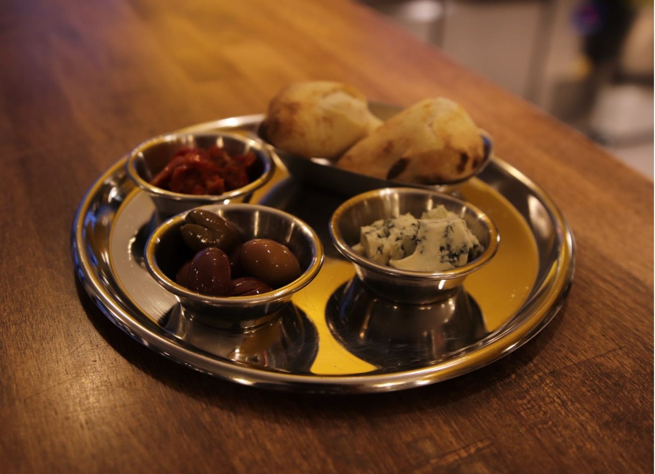Başlangıç Tabağı - Danish blue peyniri, cevizli kuru domates salatası ve zeytin ile hazırlanır.
