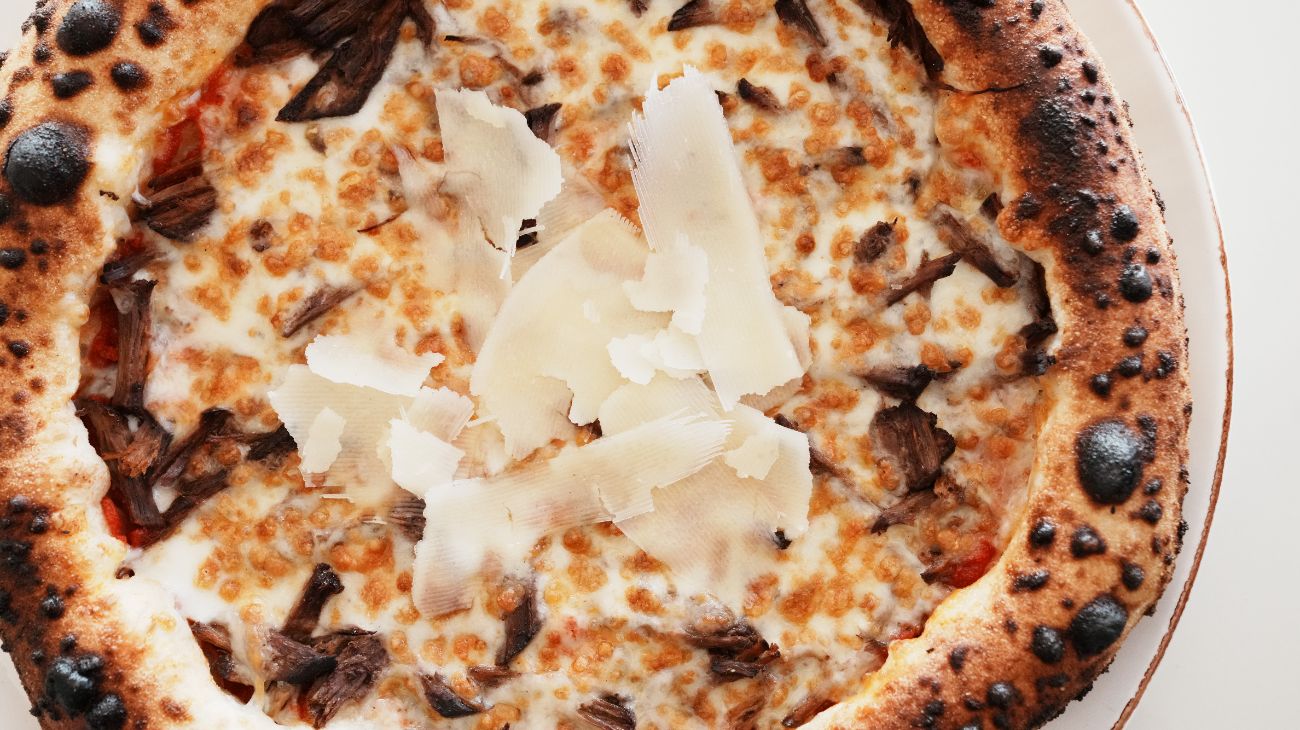 Tiftif - Domates sosu, baharatlarla pişirilmiş tiftik et ve mozzarella ile hazırlanır.