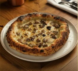 Mantarlı - Domates sosu veya beyaz krema sos, 4 çeşit orman mantarları(Nameko, Shiitake, İstiridye ve Eringiyum Kayın) karışımı ve mozzarella ile hazırlanır.