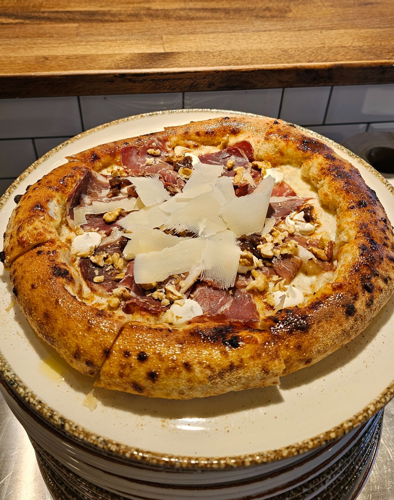 Antrikot Pastırmalı, Cevizli - Cevizli beyaz krema sos, brie peyniri, mozzarella, antrikot pastırma ceviz ve bal ile hazırlanır.