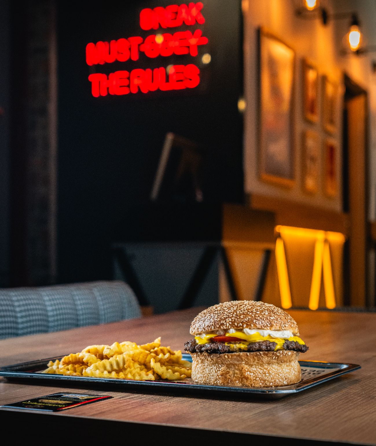 Gang Bang Cheeseburger - Smash burger köftesi, double american cheddar, GF Trüflü Mayonez, GF burger sos, soğan, domates, çubuk turşu. Patates kızartması ile.