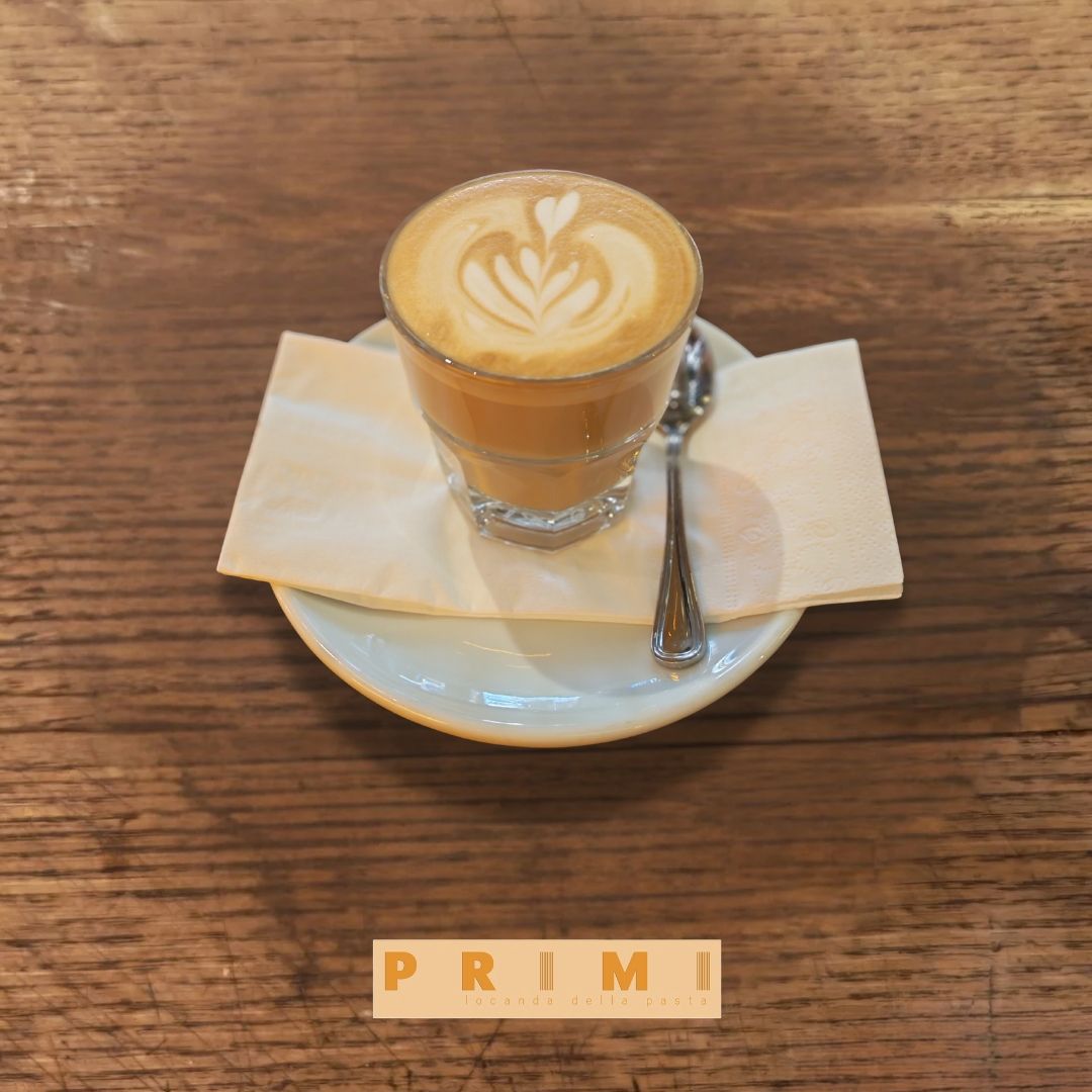 Cortado - Espresso ve eşit miktarda sıcak süt ile hazırlanan dengeli kahve.