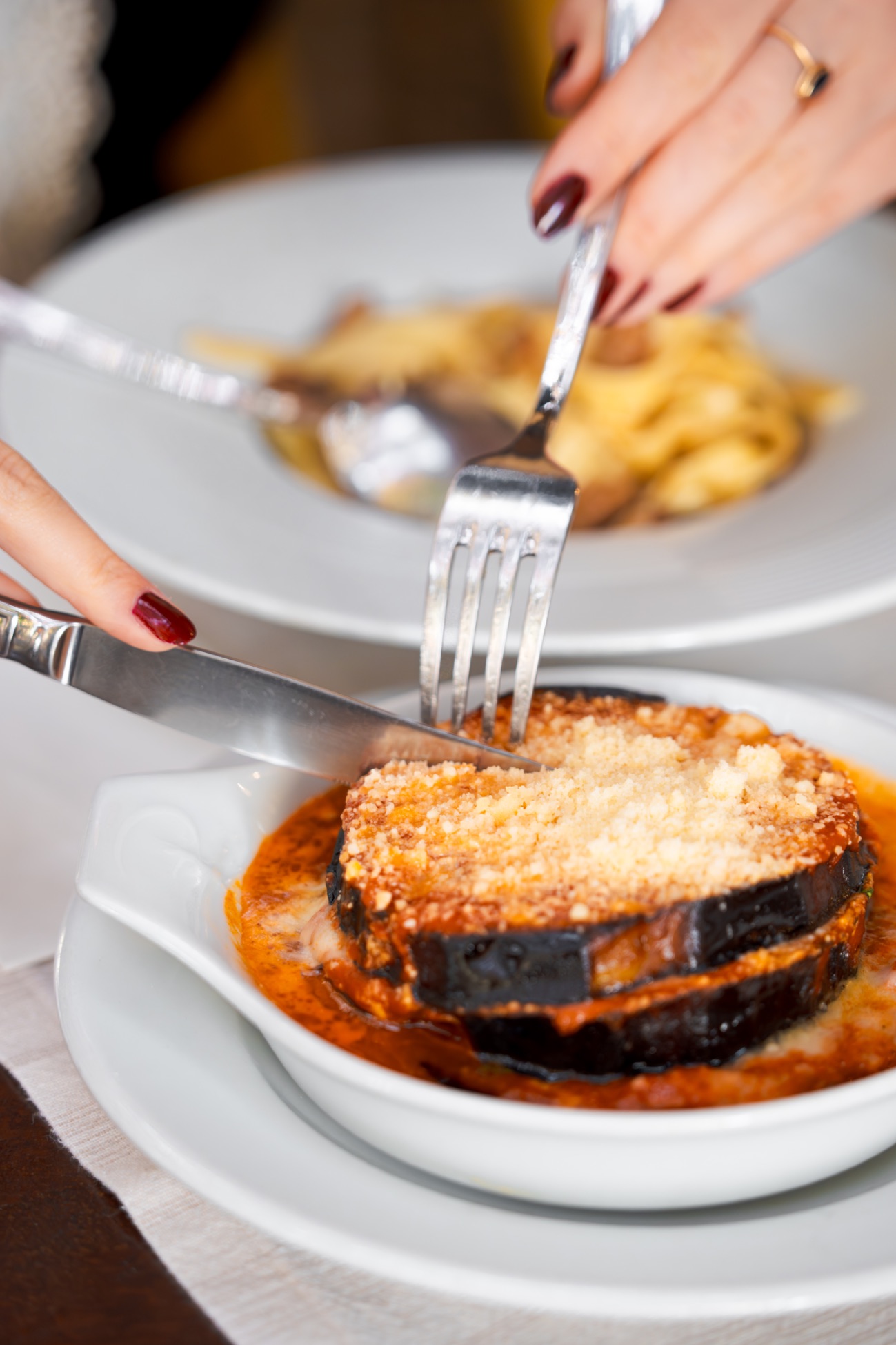 PARMIGIANA di MELANZANE - Kat kat kızarmış patlıcan arasında domates sos, mozzarella ve parmesan peynirleri ile