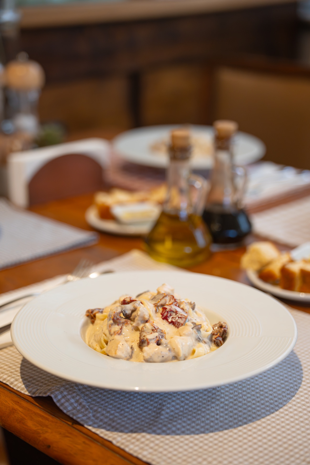 Fettuccine al Pollo e Funghi - Tavuk, mantar, parmesan ve gün kurusu domatesli fettuccine
