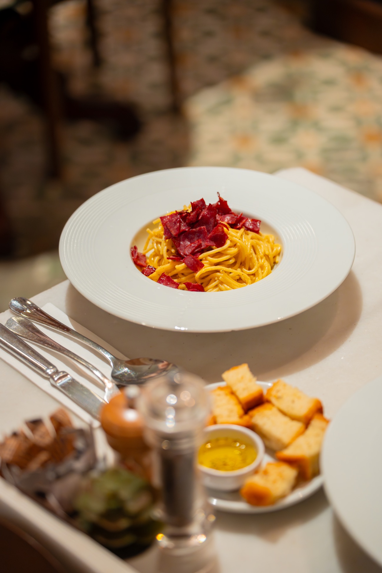 Spaghetti alla Carbonara - Parmesan ve yumurta sarısı soslu spagetti, dana bacon parçaları ile.
