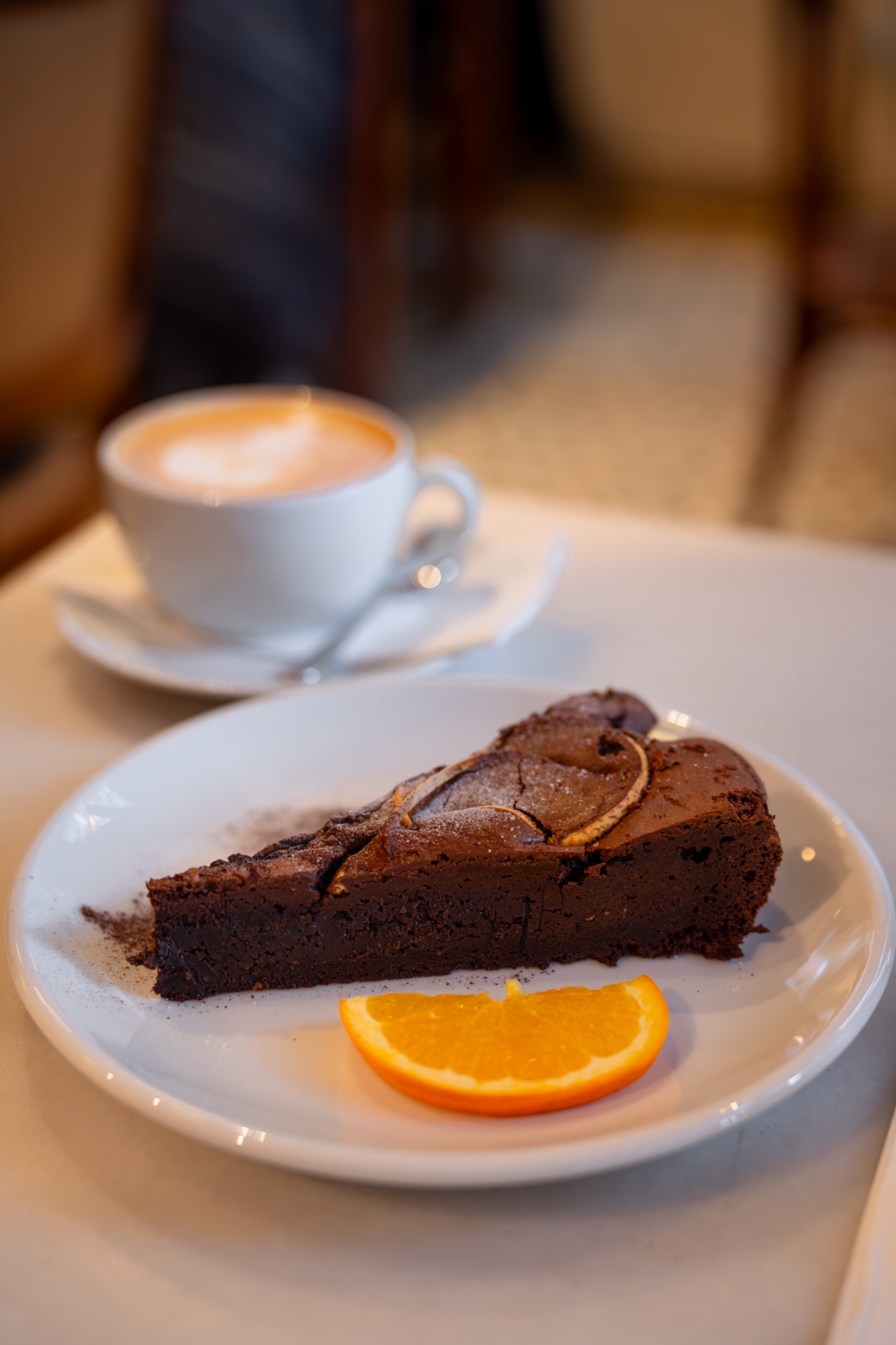 PORTAKALLI BROWNIE - Çikolata bazlı, portakal aromalı brownie. Sıcak Servis edilir.