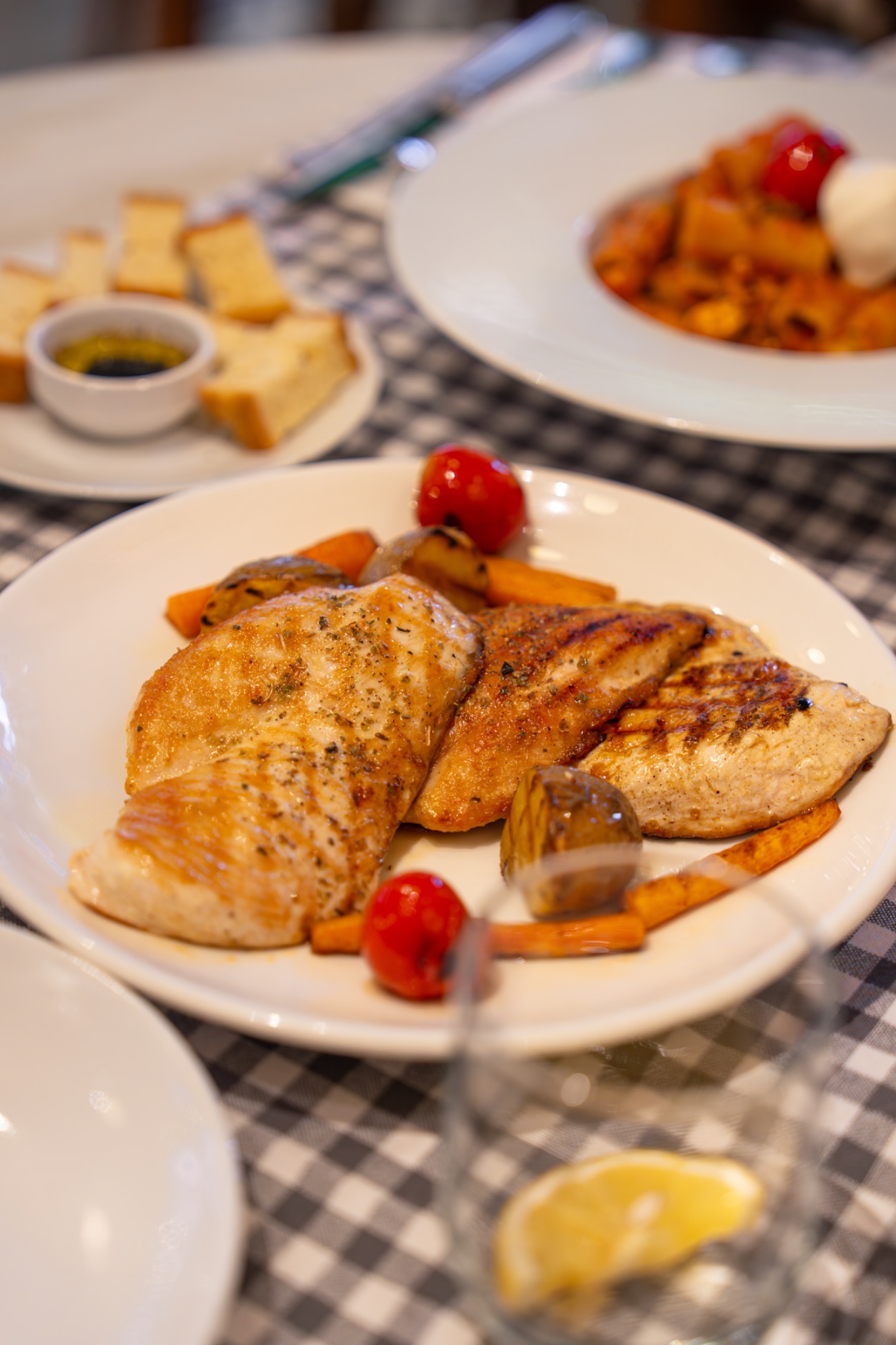 TAVUK GÖĞSÜ IZGARA - 3 parça marine edilmiş ızgara tavuk göğsü; çeri domates, bebek patates ve havuç ile