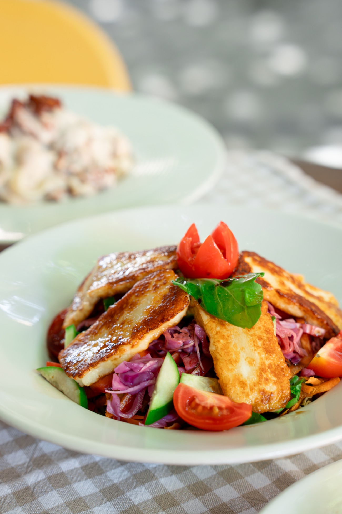 Insalata Mediterranea con Formaggio Halloumi alla Griglia - Mediterranean salad with grilled halloumi cheese