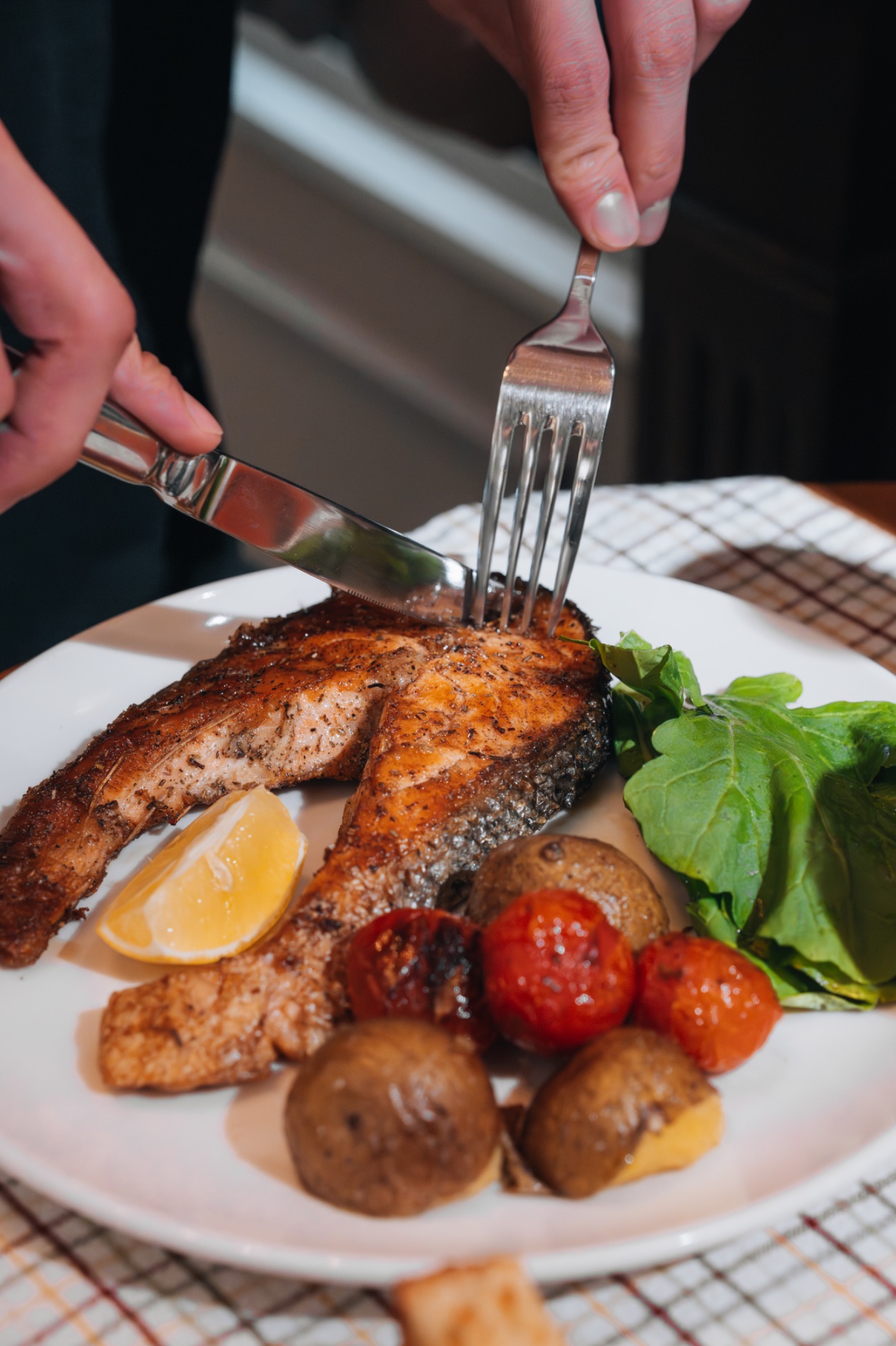 NORVEÇ SOMON IZGARA - Bebek patates, çeri domates, roka ile birlikte